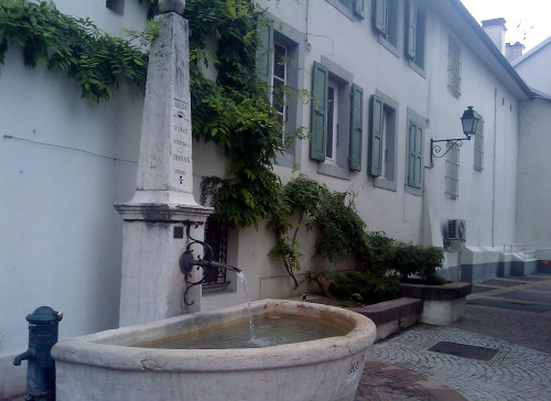 Ancienne fontaine centre-ville de Saint-julien-en-Genevois - Bahaab CC BY-SA 3.0